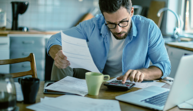 Quem vive no limite do cartão de crédito